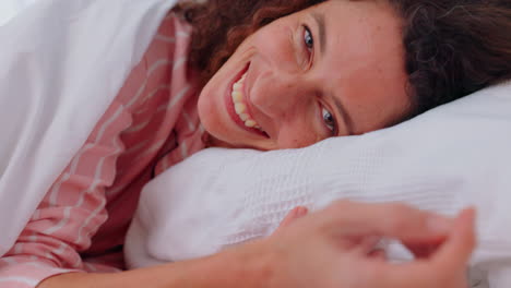 feliz, relajarse y mujer en la cama retrato despierto