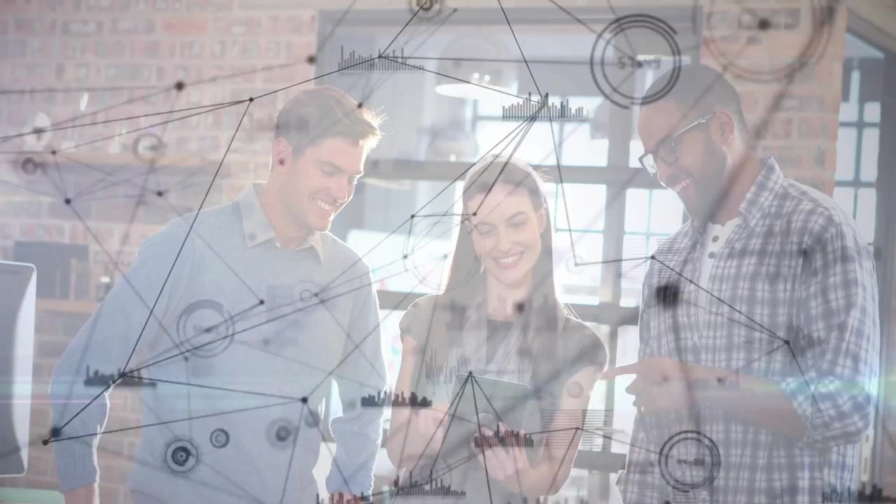 Tres colegas mirando una tableta y activando una superposición de datos de red para colaboración tecnológica.