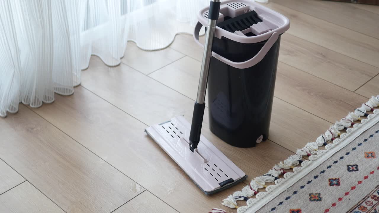 나무 바닥에 바닥 개와 버