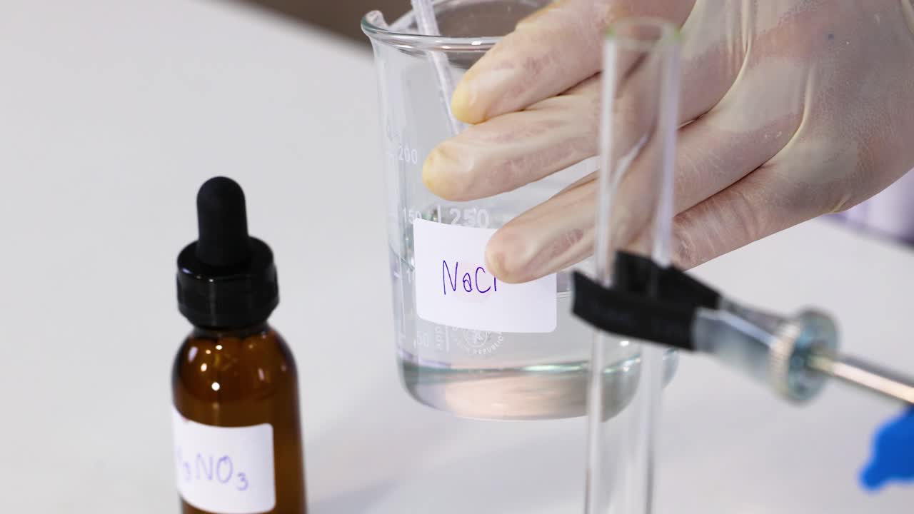 실험실 환경에서 화학 반응 시연