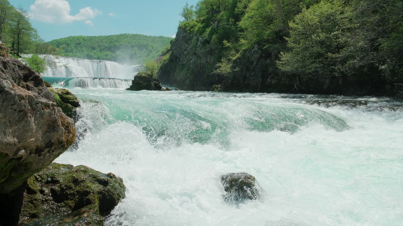 una cascada de un río salvaje puro ubicado en un bosque tropical verde