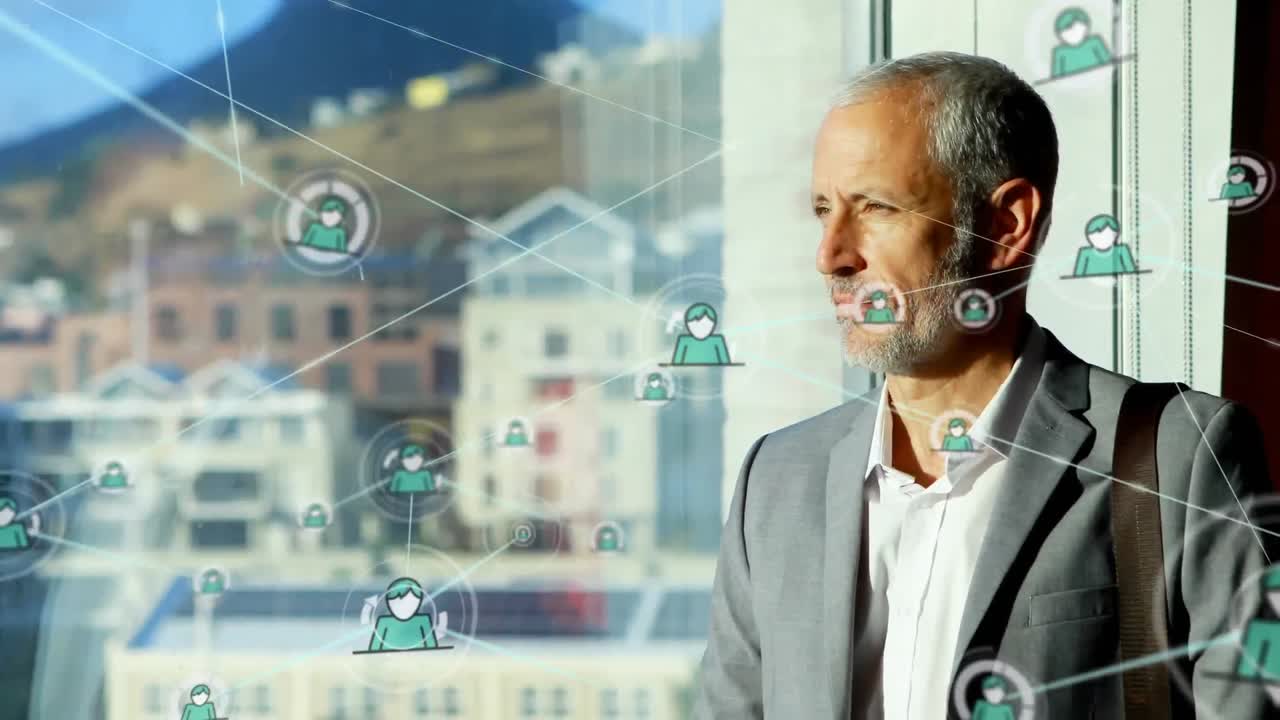 animación de la red de iconos de perfil sobre el empresario caucásico senior mirando por la ventana.
