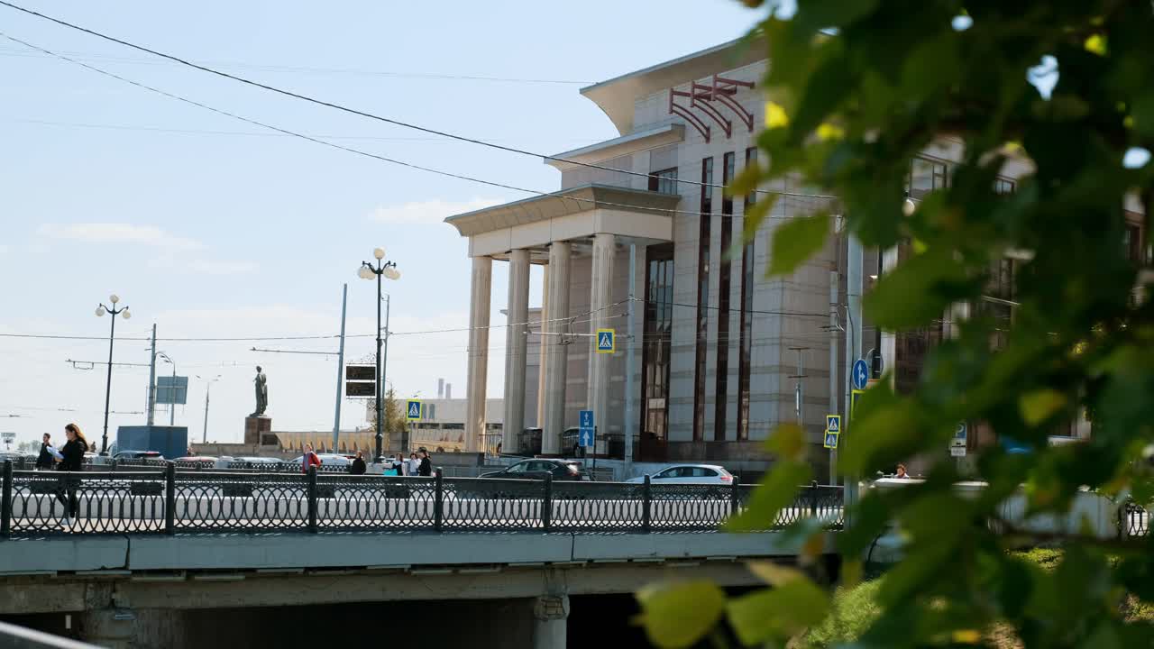 edificio de la ciudad y vista del puente