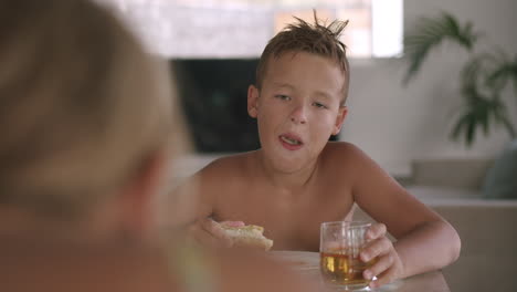 un niño tomando un bocadillo