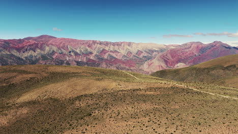 el hornocal, también conocido como cerro de los 14 colores, en jujuy, argentina, enclavado en la cordillera de los andes.