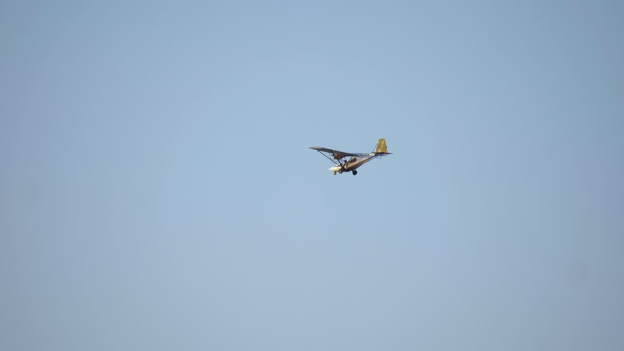 Foxbat-fly til bekæmpelse af næsehornkrybskytteri flyver gennem klar blå himmel.