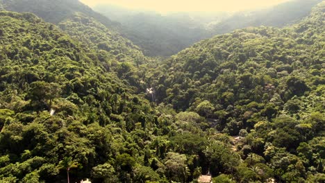 cascada de yelapa en medio del paisaje montañoso de la selva tropical en jalisco, méxico