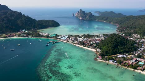 Vista-Aérea-De-Hiperlapso-En-Movimiento-Sobre-La-Playa-De-Ton-Sai-En-Koh-Phi-Phi,-Krabi,-Tailandia,-Con-Barcos-Que-Van-Y-Vienen