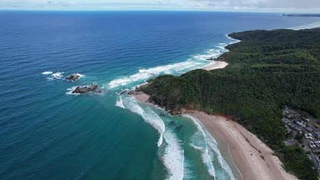 Promontorio-Escénico-En-La-Playa-De-Broken-Head,-Byron-Bay,-Nueva-Gales-Del-Sur,-Australia---Toma-Aérea-De-Un-Dron