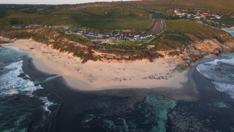 Los-Surfistas-Señalan-La-Playa-Al-Atardecer,-Zona-De-Prevelly-En-Australia-Occidental