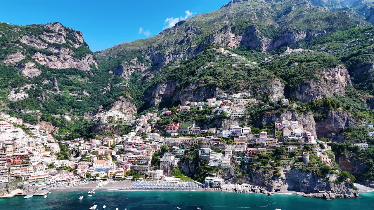 파노라마 항공 전망: 장엄한 산, 초록색 식물, 크리스탈처럼 은 물, 그리고 매력적인 해안가 주택으로 둘러싸인 포지타노 해변 - 아말피 해안, 파니아, 이탈리아, 유럽