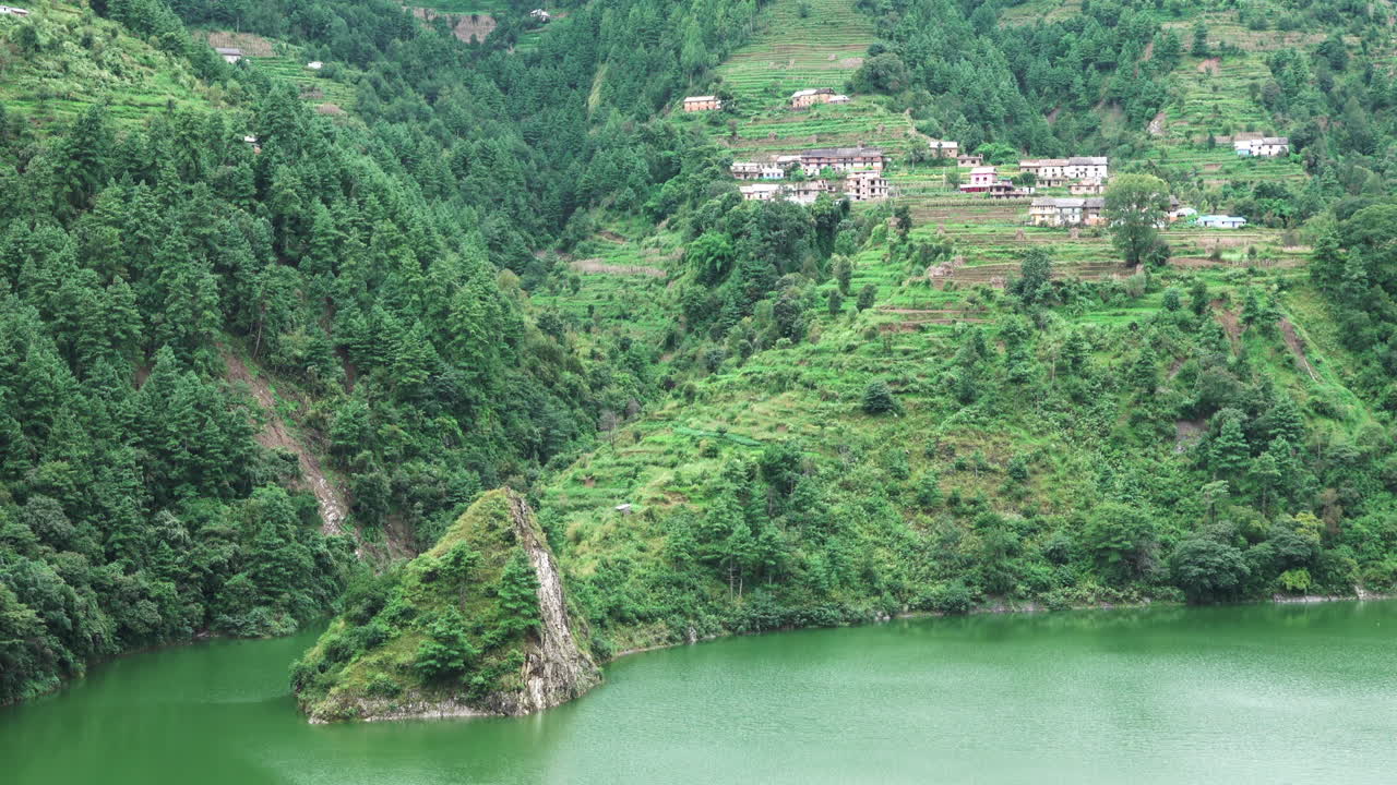 Một cảnh đẹp của những sườn đồi bậc thang và những ngôi làng ở vùng chân núi Himalaya của Nepal.