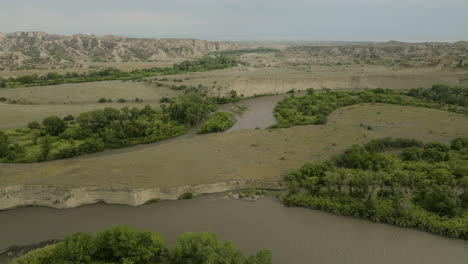 Alazani-Flussbecken-Mit-Den-Klippen-Des-Naturschutzgebiets-Vashlovani-Dahinter