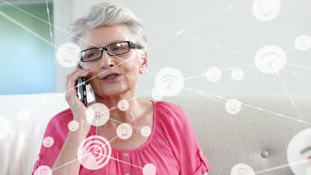 Animazione di icone di tecnologia collegate da linee su donna caucasica anziana che parla al cellulare