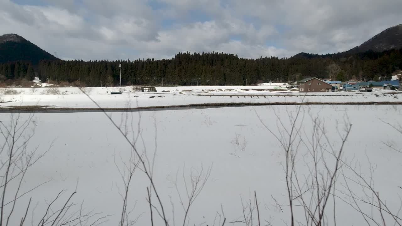 기차 창 앞을 지나가는 겨울의 시골 일본 시골