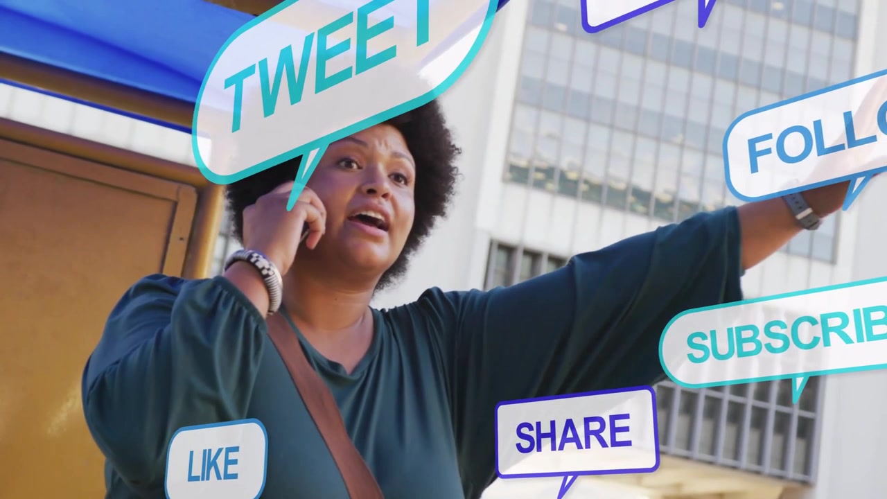 Donna di mezza età usa il telefono e saluta sotto una pensilina dell'autobus, generando un vivace brusio animato sui social media.