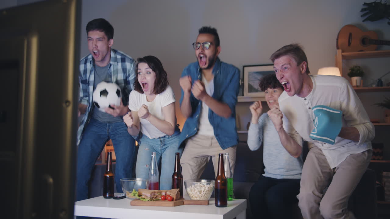 친구 들 이 축구 경기 를 보고 있다