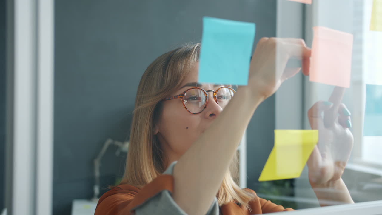 женщина brainstorming на стеклянной доске