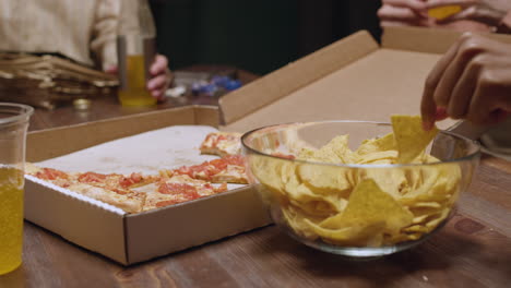 amigos comiendo pizza.