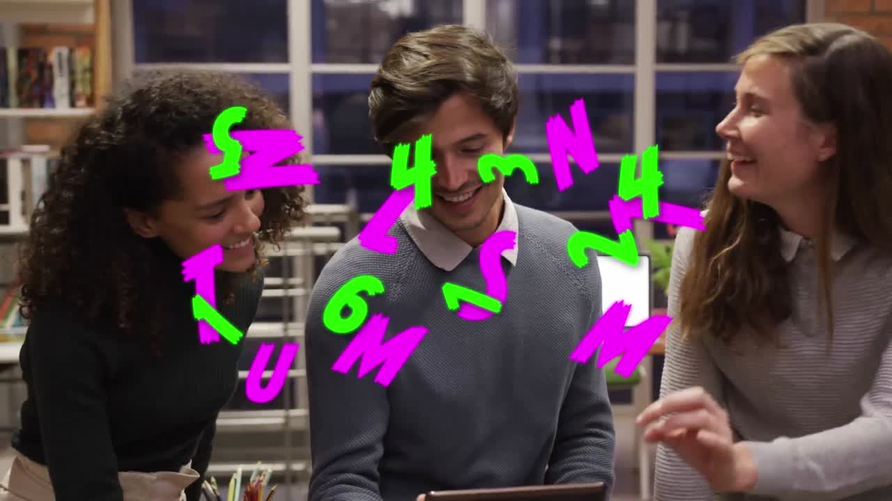 디지털 태블릿을 통해 토론하는 다양한 동료들 위에서 글자와 숫자를 바꾸는 애니메이션