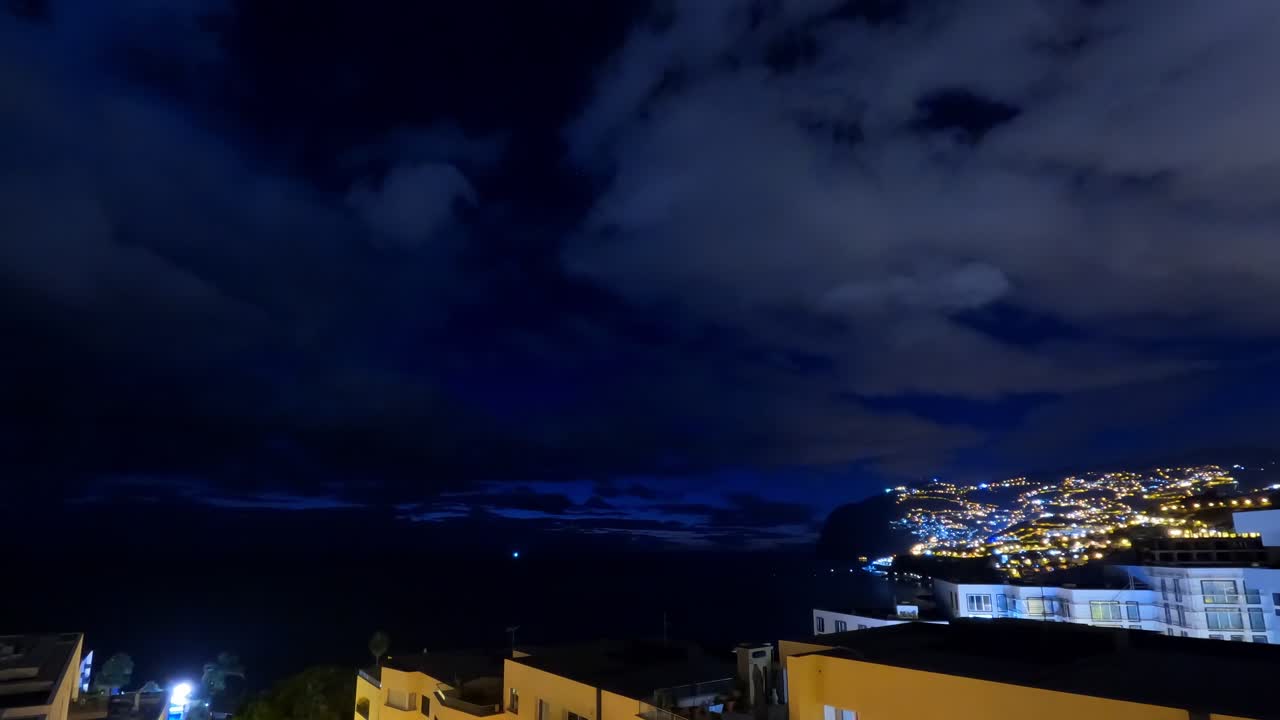 Timelapse cinematografico della città di Funchal, condizioni atmosferiche suggestive, cieli malinconici