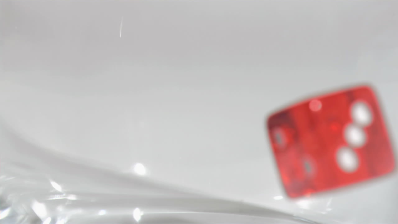 초 느린 동작으로 떨어지는 빨간 주사위