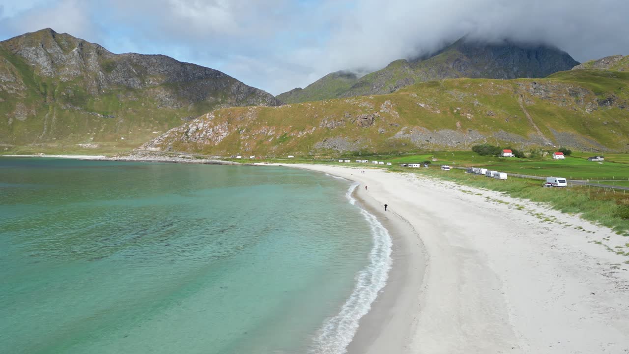 la plage de haukland et le camping dans les îles lofoten, en norvège - 4k aérien