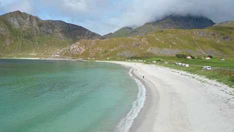 haukland-strand und camping auf den lofoten-inseln, norwegen - luft 4k