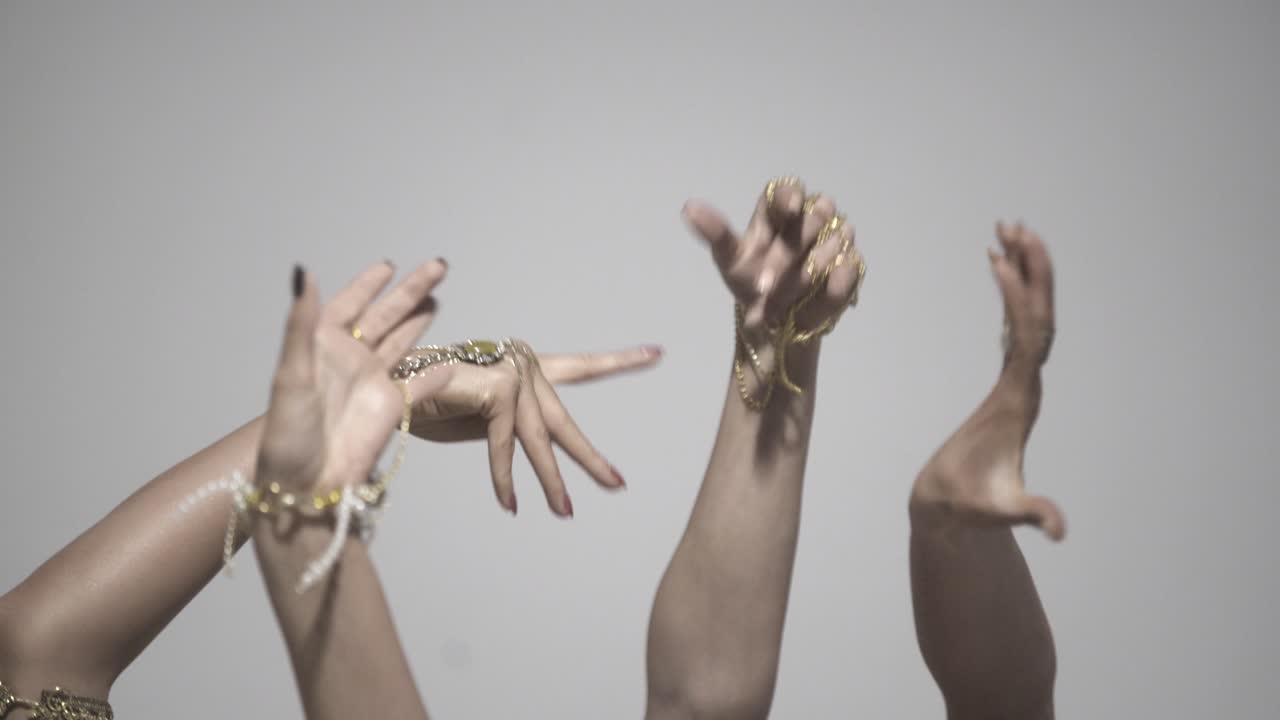 manos bailando orientales sobre un fondo blanco