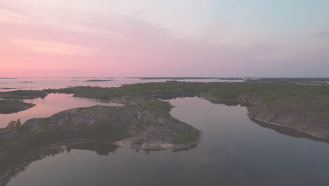 Schwenkaufnahme-Der-Inselbucht-Und-Der-Segelboote-Im-Naturhafen