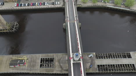 Puente-Giratorio-De-Newcastle-Sobre-El-Río-Tyne,-Inglaterra,-Reino-Unido