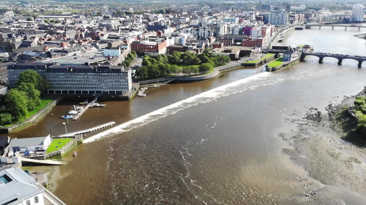 Arthurs Quay Limerick City Park vid floden Shannon. Flygfoto över staden. Irland, soligt.