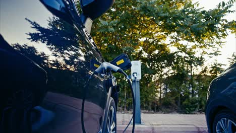 Coche-Eléctrico-Enchufado-Y-Cargando-En-Una-Estación-De-Carga.