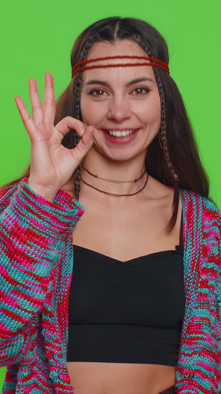 Donna che guarda con approvazione la telecamera mostrando ok gesto come segno positivo approva qualcosa di buono