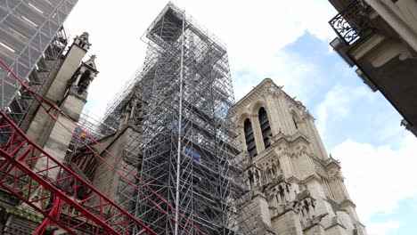 andamios unidos a la notre-dame en parís, ángulo bajo inclinado hacia arriba