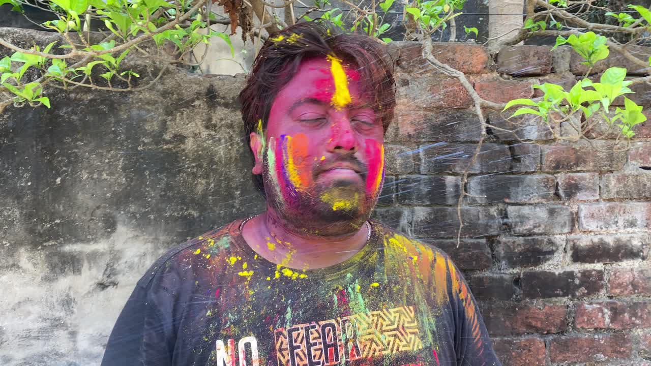 Uomo che festeggia l'Holi in India
