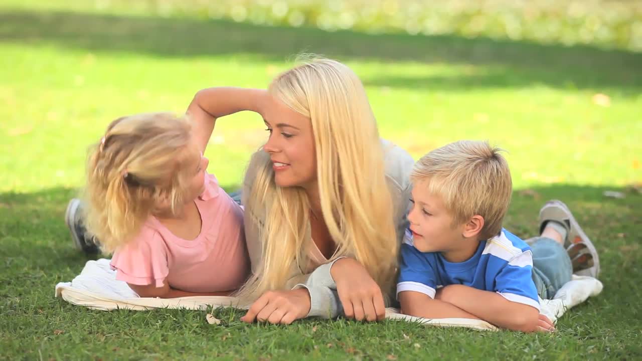 두 자녀 와 함께 있는 젊은 여자