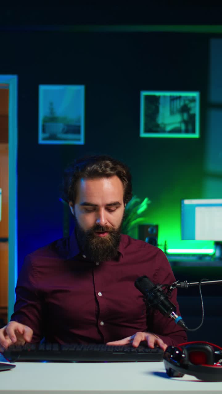 Video verticale. Uomo in studio che recensisce una tastiera da gaming ricevuta da un marchio sponsor.