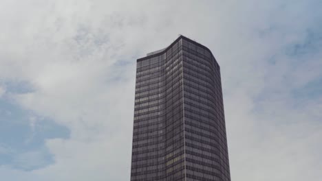 edificio de gran altura en londres visto desde un barco en movimiento lento