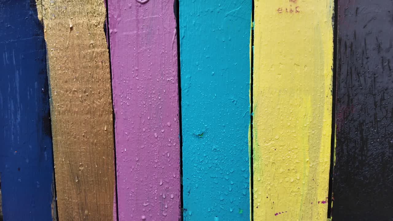 다채로운 그림으로 칠한 나무판