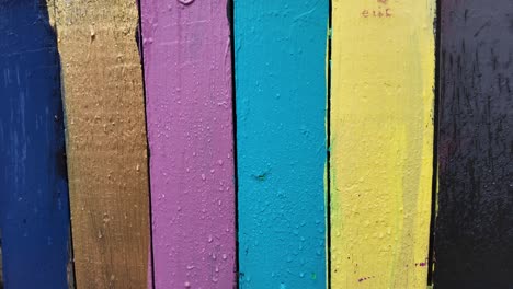 tablas de madera pintadas de colores