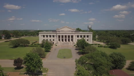 Aerial-drone-shot-of-white-house-with-drone-moving-forward-toward-the-white-house