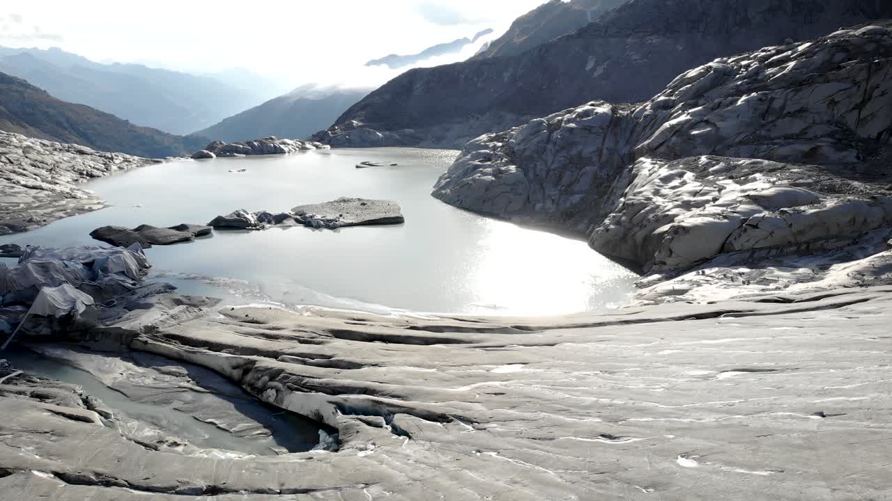 빙하 호수가 보이는 스위스의 발레와 우리 경계에 있는 푸르카 산길 근처 론 빙하의 크레바스 위로 공중 비행