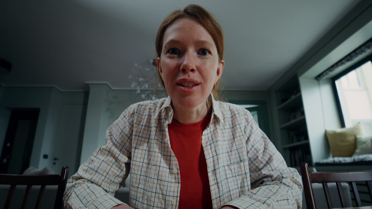 mujer haciendo una llamada de video en casa