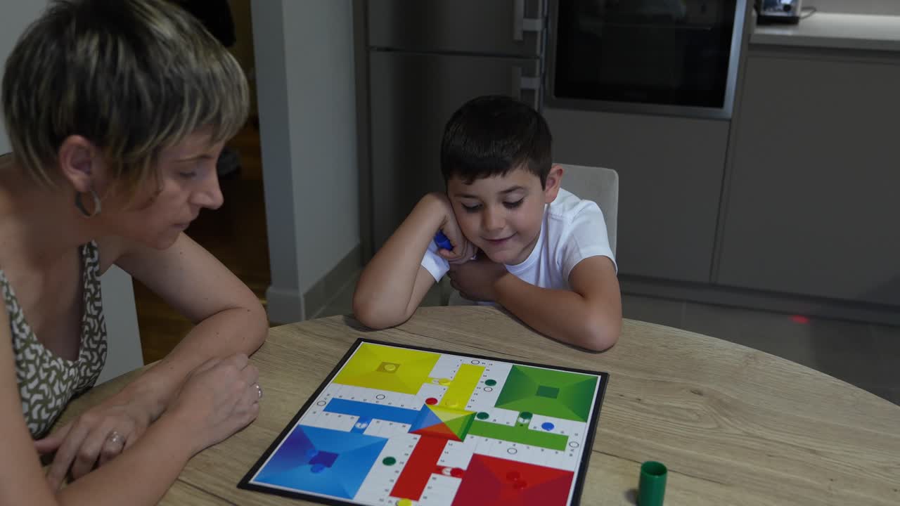 Persone che giocano a un gioco da tavolo Ludo