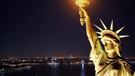 la estatua de la libertad por la noche