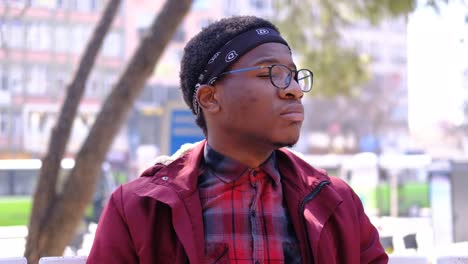 el hombre negro se quita la máscara
