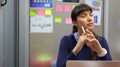 mujer de negocios trabajando en un escritorio en una oficina moderna 4k