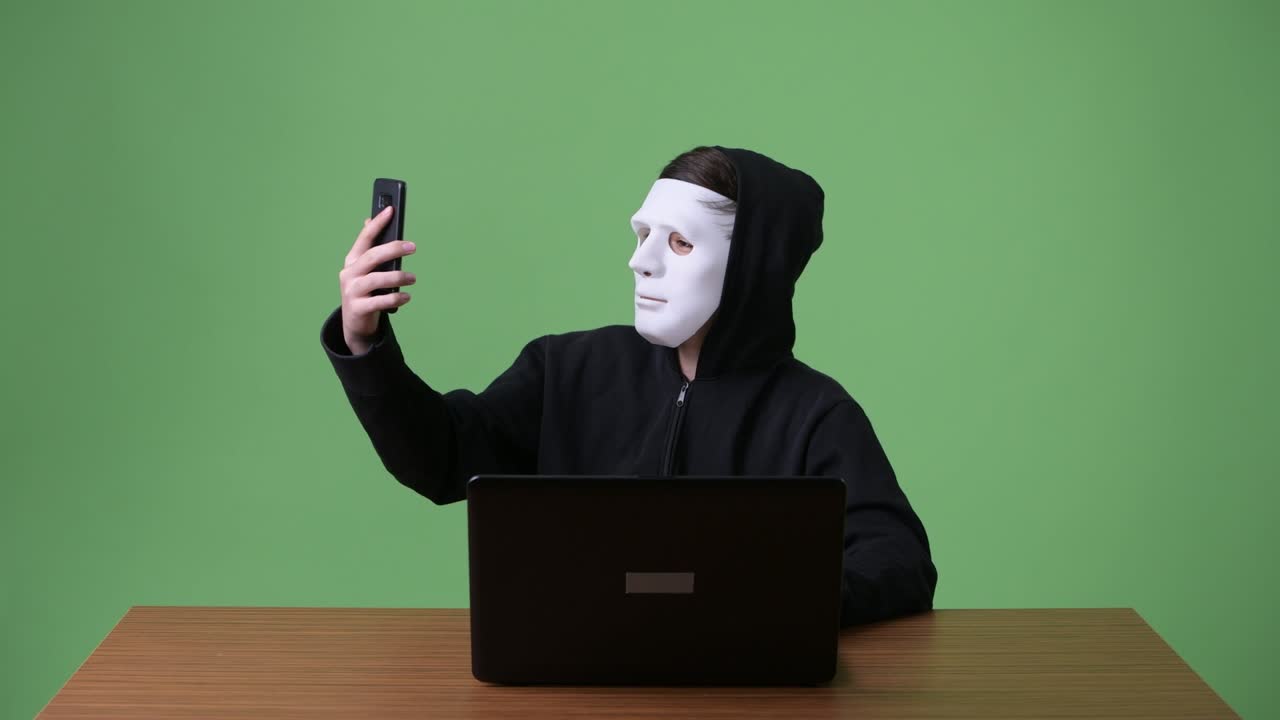 젊은 십대 소년 컴퓨터 해커 녹색 배경