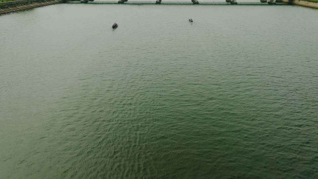 아시아 다리 위를 지나가는 보트의 드론 샷 공개